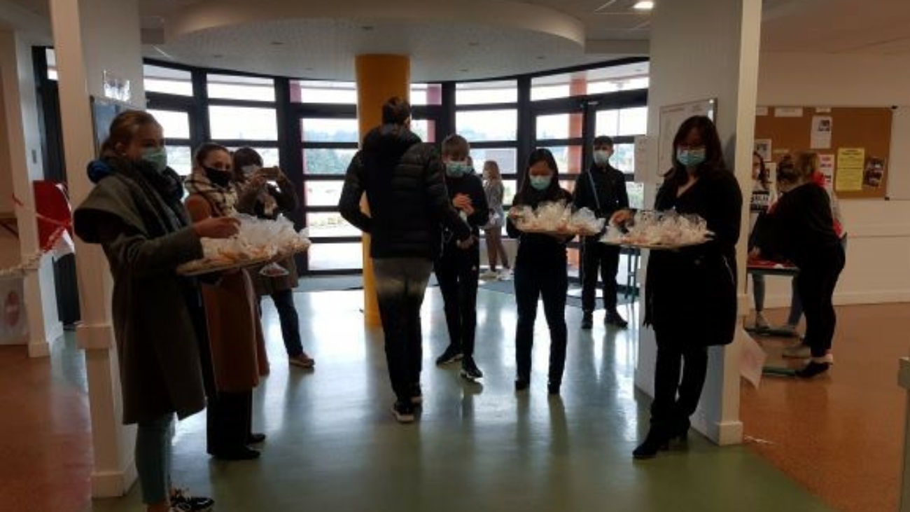 Distribution de bonbons aux élèves avant les vacances de la Toussaint